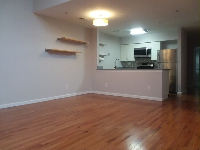 Building Photo - Sunny & Spacious 2BR/ 2BA Condo in Silver ...