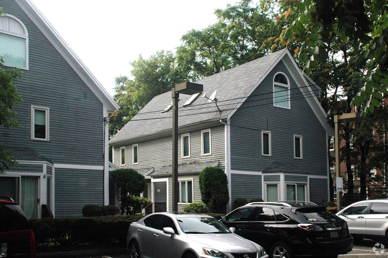 Building Photo - 5 Etna St