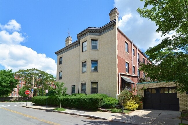 Building Photo - 918 Beacon St