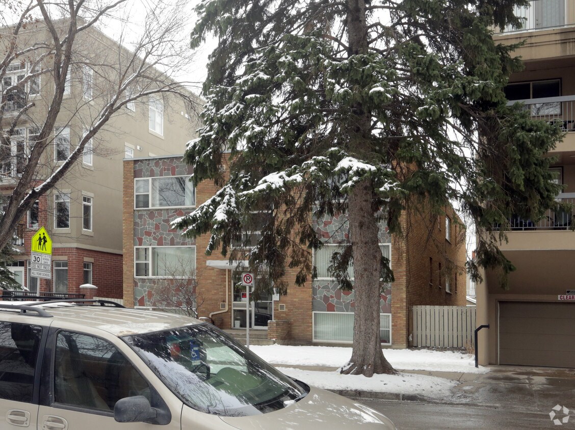 Building Photo - Elmwood Manor Apartments