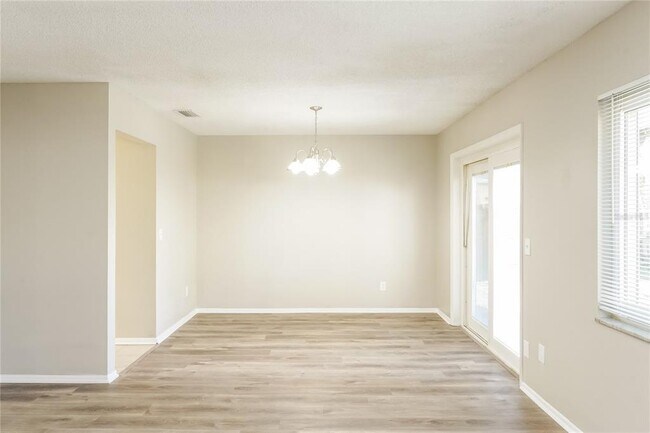 Foto del edificio - 913 Redwood Ct