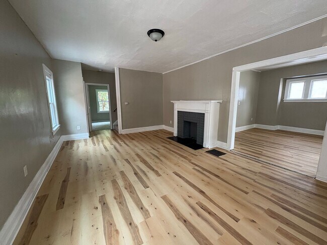 Foto del edificio - Bright & Spacious 4 Bedroom Home for Rent