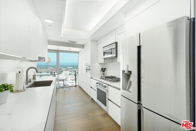 Building Photo - 13600 Marina Pointe Dr