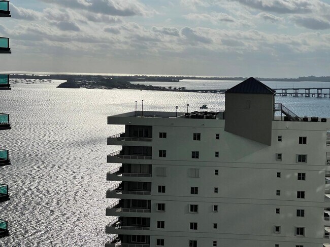 Foto del edificio - 1300 Brickell Bay Dr