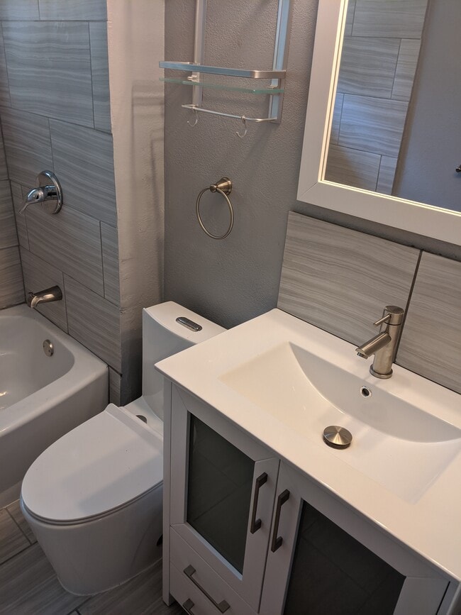 Newly remodeled bathroom - 2632 Valwood Pkwy