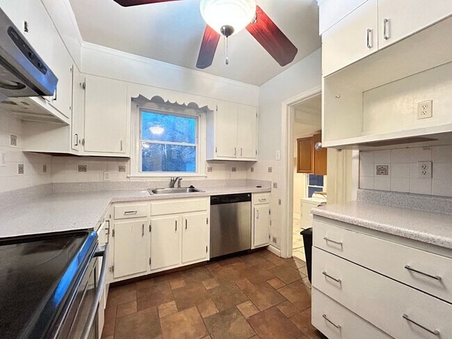 Foto del edificio - Welcome to this charming home in the desirable cul-de-sac of Hampton, VA. "ASK ABOUT OUR ZERO DEP...