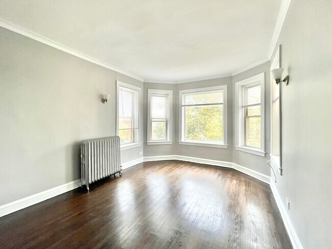 Building Photo - 2200 W Rosemont Ave