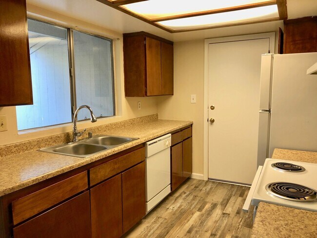 Foto del edificio - $1,699 Shaw and Minnewawa, 2 Bedroom Duple...