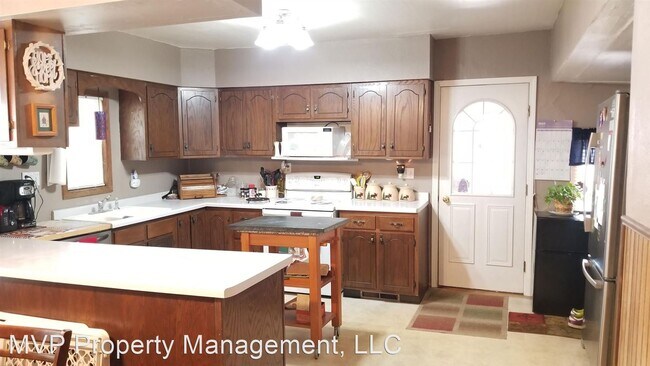 Building Photo - 3 br, 1.5 bath House - 221 Mill St. N