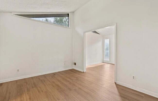 Foto del edificio - 5227 Bush River Rd