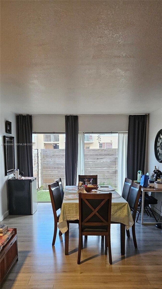 Foto del edificio - 4360 NW 79th Ave