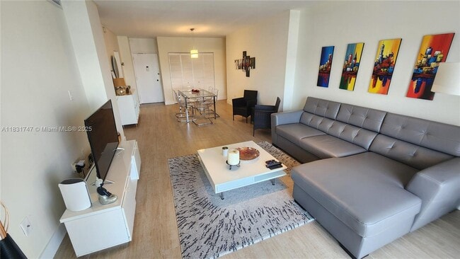 Building Photo - 500 Bayview Dr