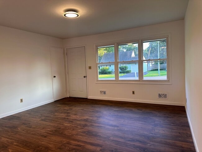 Building Photo - 17 Bridle Path