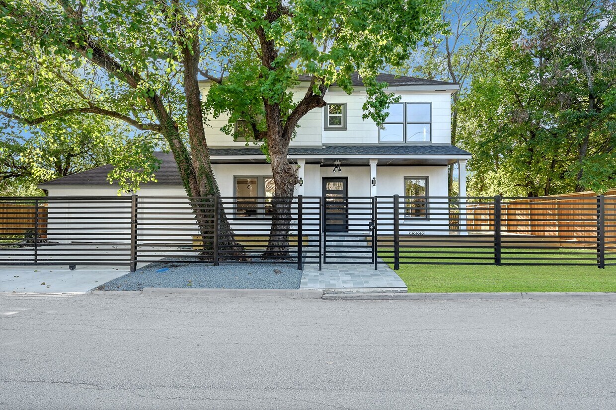 Primary Photo - 6211 Culberson St