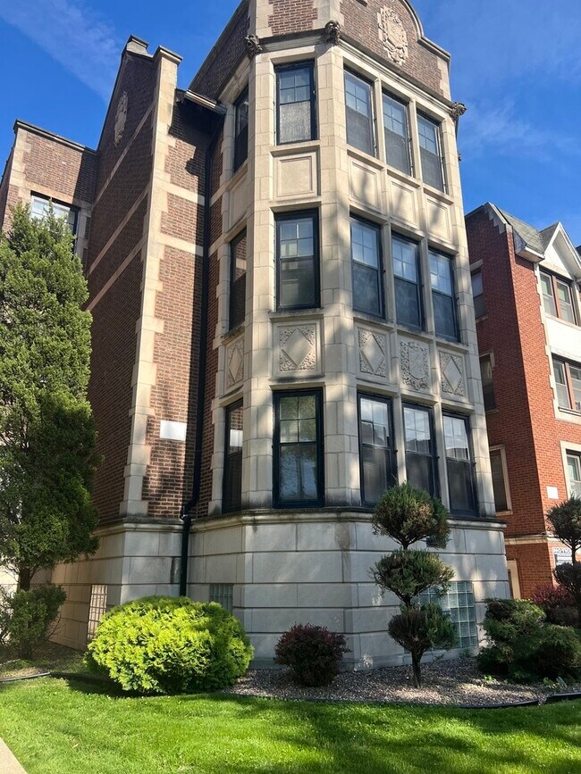 Building Photo - 6815 S Crandon Ave