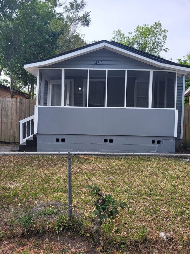 Fully Renovated 2/1 Single Family Available Now! - Fully Renovated 2/1 Single Family Available Now! House