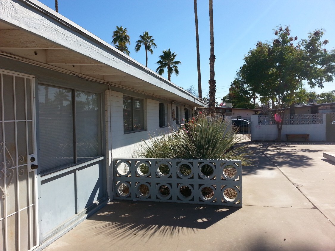 Building Photo - 6632-& 6638 E Earll Dr