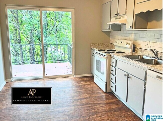 Foto del edificio - 820 Beacon Pkwy E
