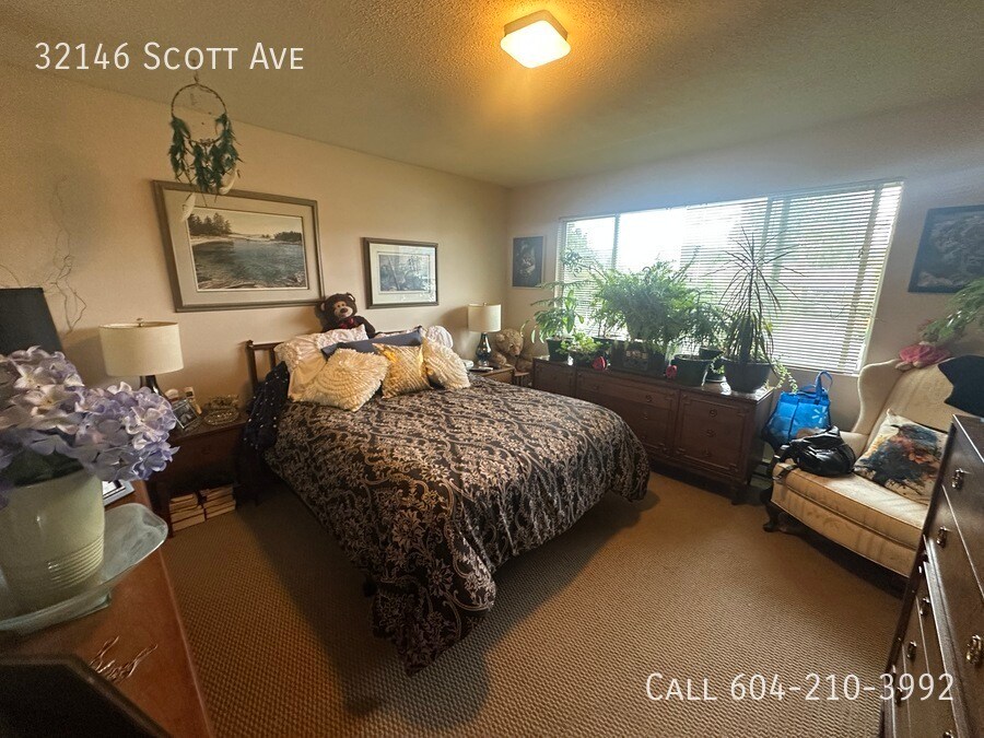 Photo du bâtiment - Top Floor Suite in 4-Plex