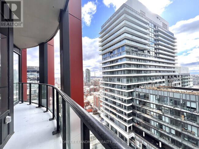 Photo du bâtiment - 180 Front St E