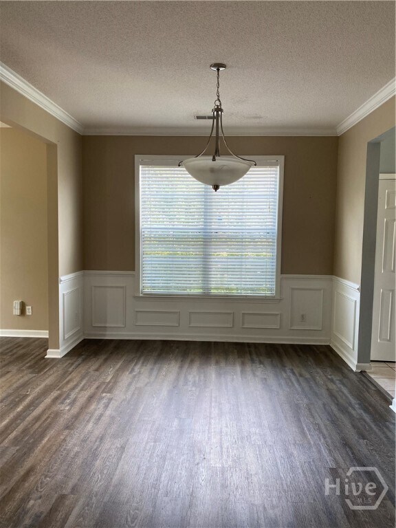 Building Photo - 10 Bushwood Dr