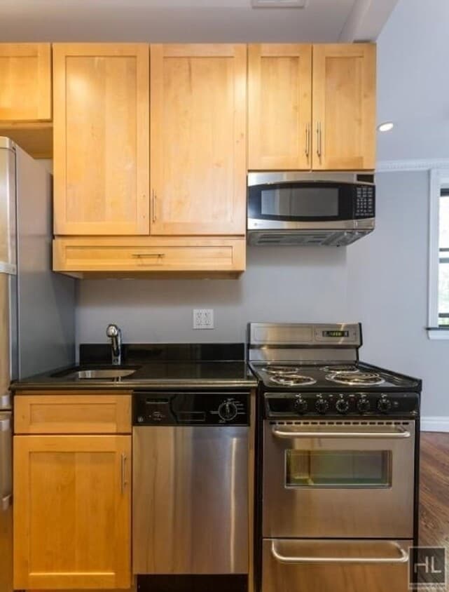 Primary Photo - E 35TH ST.