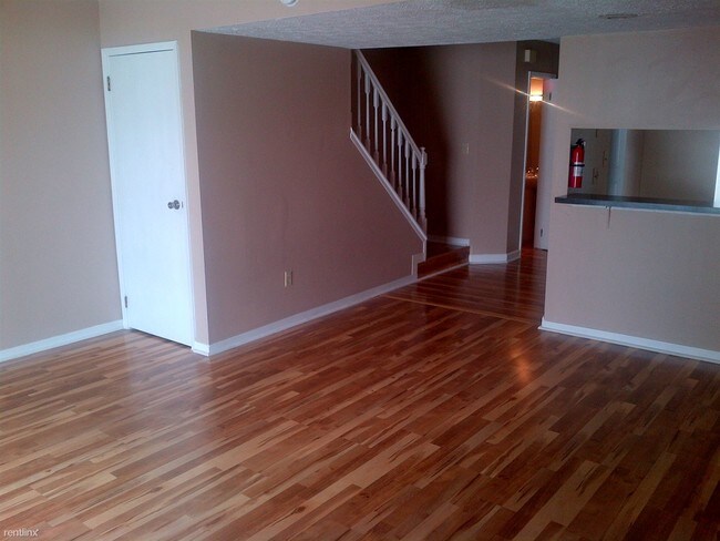 Building Photo - 5 br, 2.5 bath Townhome - 414 E Varsity Ln