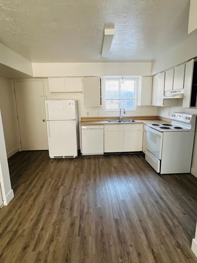 Building Photo - Beautifully remodeled town home for rent with air conditioner and carport
