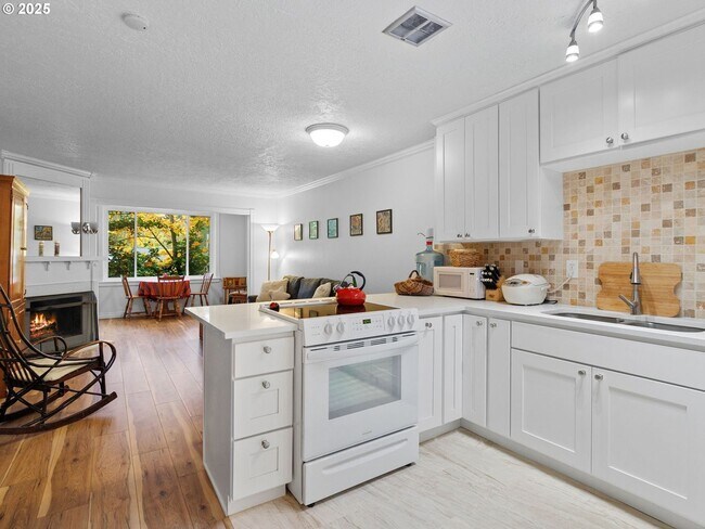 Foto del edificio - Bright & Inviting 2-Bed, 1.5-Bath with Modern Touches and Private Upstairs Retreat
