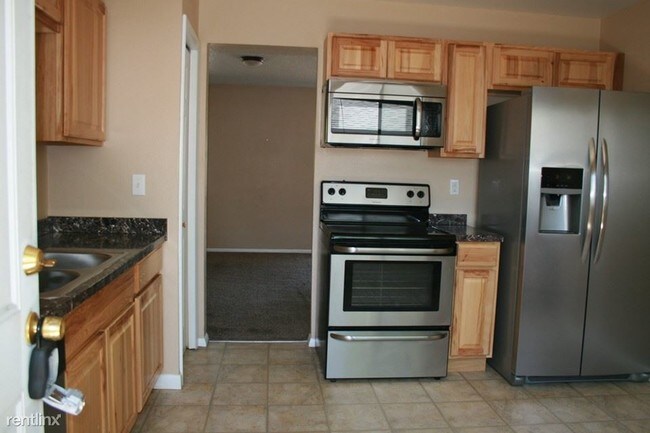 Building Photo - 4 br, 2 bath House - 900 E Evans Ave