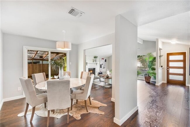 Building Photo - Beautiful Remodeled 3 Bedroom, 2 Bathroom ...