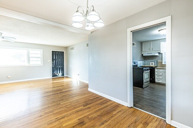 Foto del edificio - Centrally Located Home with Beautiful Hardwoods!