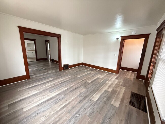 Building Photo - 340-342 W Wesley St