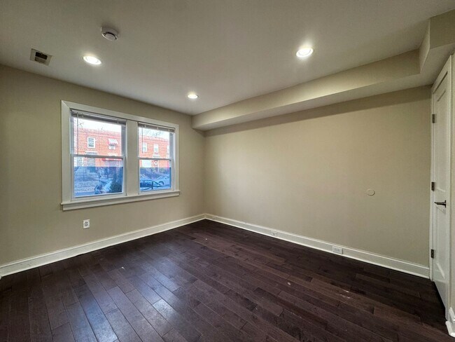 Foto del edificio - Charming 2 Bed 1.5 Bath Townhome In Beautiful Lily Ponds