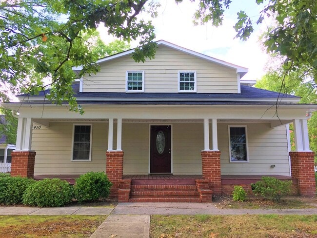 Building Photo - Front & Center! Beautiful 6br home in the ...