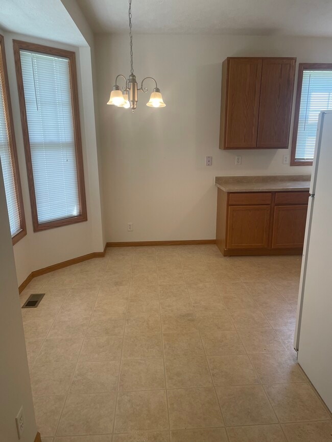 2323 Sandhutton Ave Unit 2323, Rockford, IL 61108 Condo for Rent in