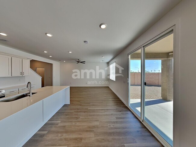 Building Photo - 9630 N Avenida Torcal