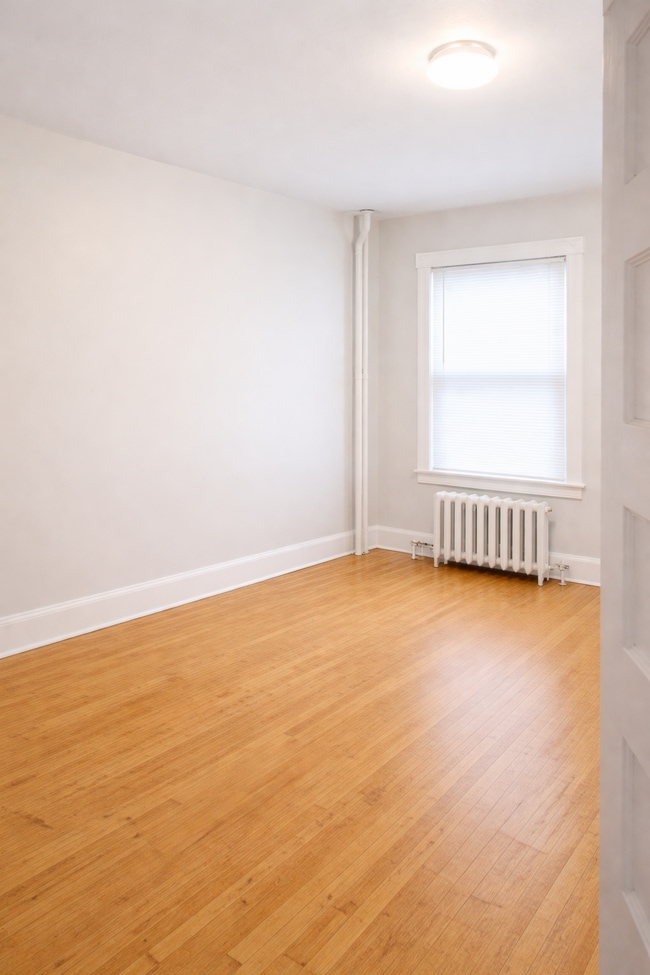 Building Photo - 810 University Ave SE