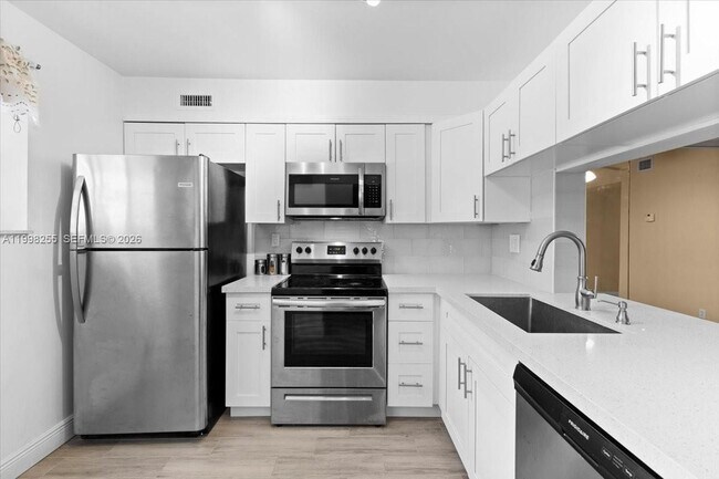 Foto del edificio - 3047 N Oakland Forest Dr