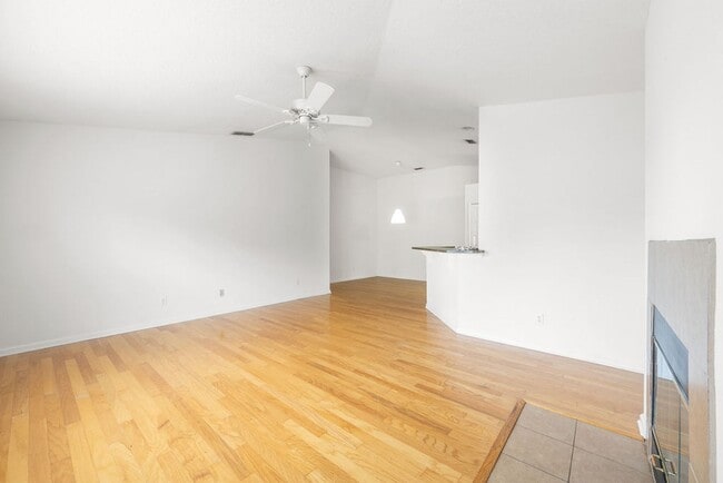 Building Photo - Jax Beach Condo Close to Everything