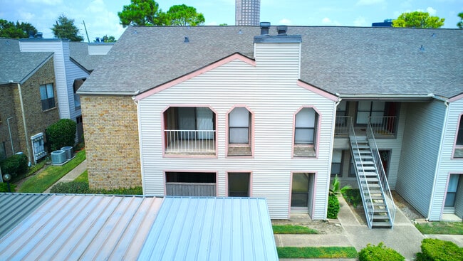Frontal view of the Condo, seen from the south, with good visibility of the balcony. - 2025 Augusta Dr