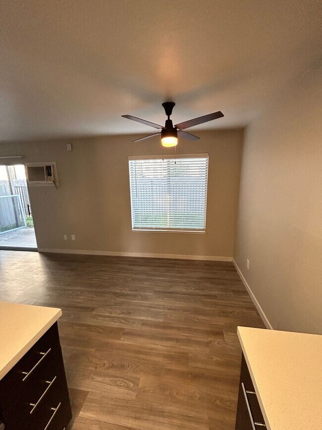 Foto del interior - Riverbend Apartments — Where Comfort Meets...