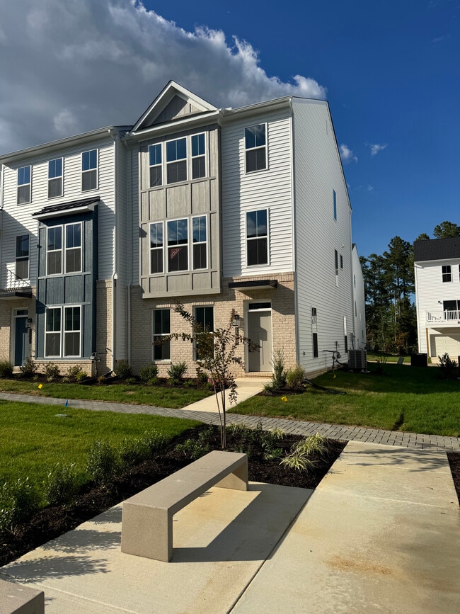 Building Photo - 15339 Sunray Aly
