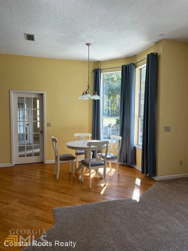 Building Photo - 205 Fairway Dr