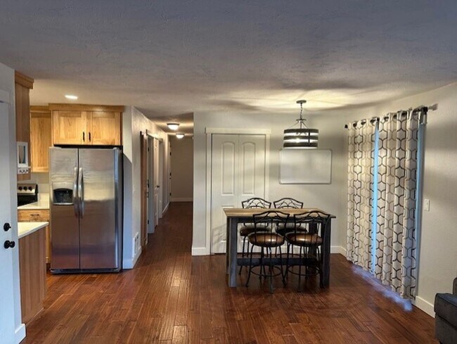 Foto del edificio - Available Now!  One level 3 Bedroom and 1....