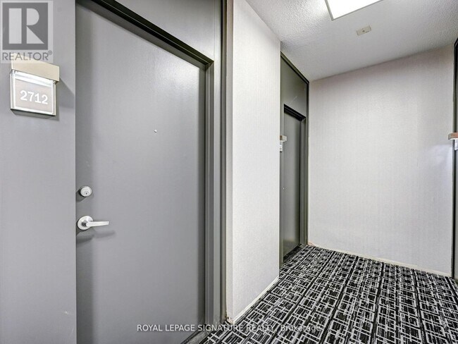 Building Photo - 223-2223 Webb Dr