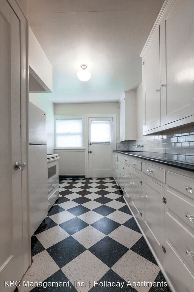 Building Photo - Studio, 1 bath Apartment - 2310 NE Weidler St