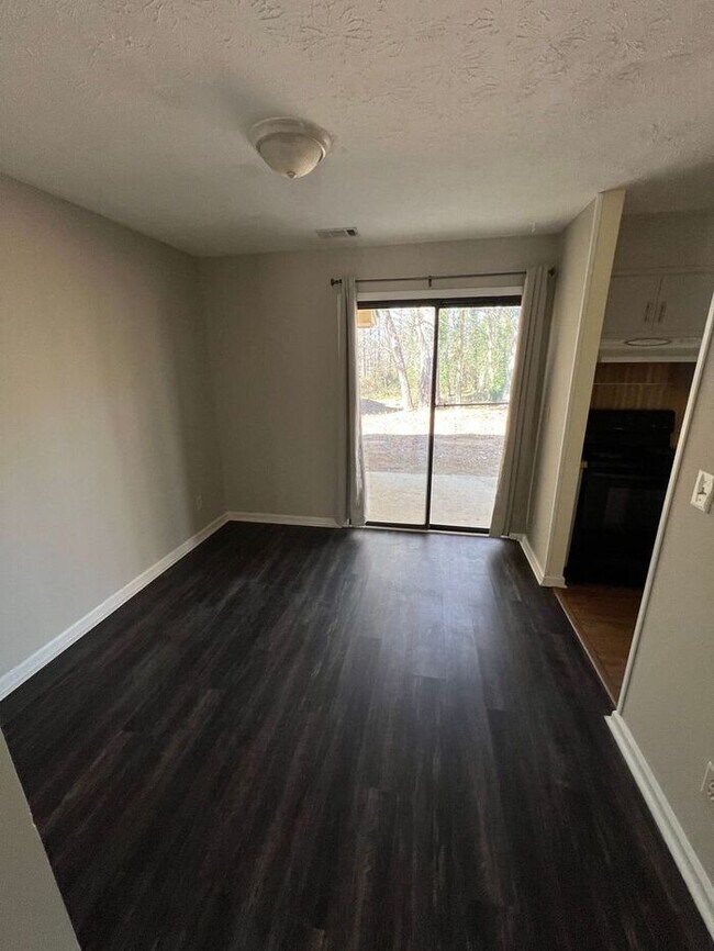 Foto del edificio - Spacious 2 bedroom 2.5 bathroom town home ...
