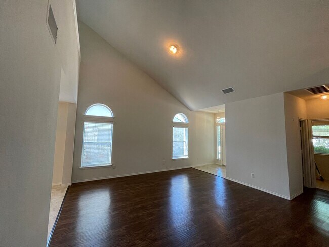 Foto del edificio - - MASTER BEDROOM DOWNSTAIRS - WASHER DRYER...