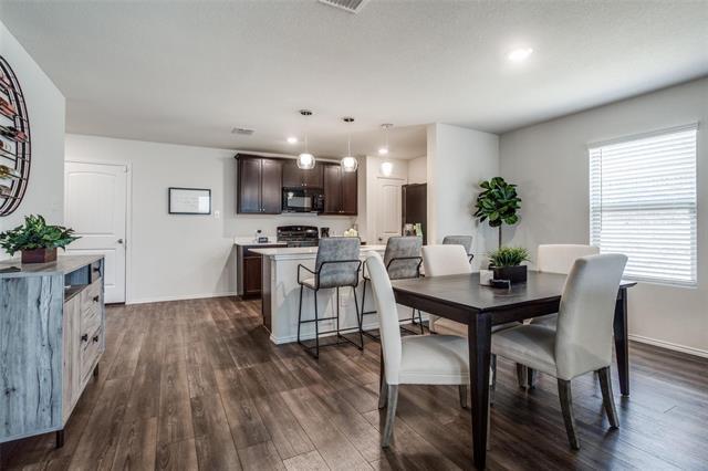 Foto del edificio - 425 Sweetshade Ln